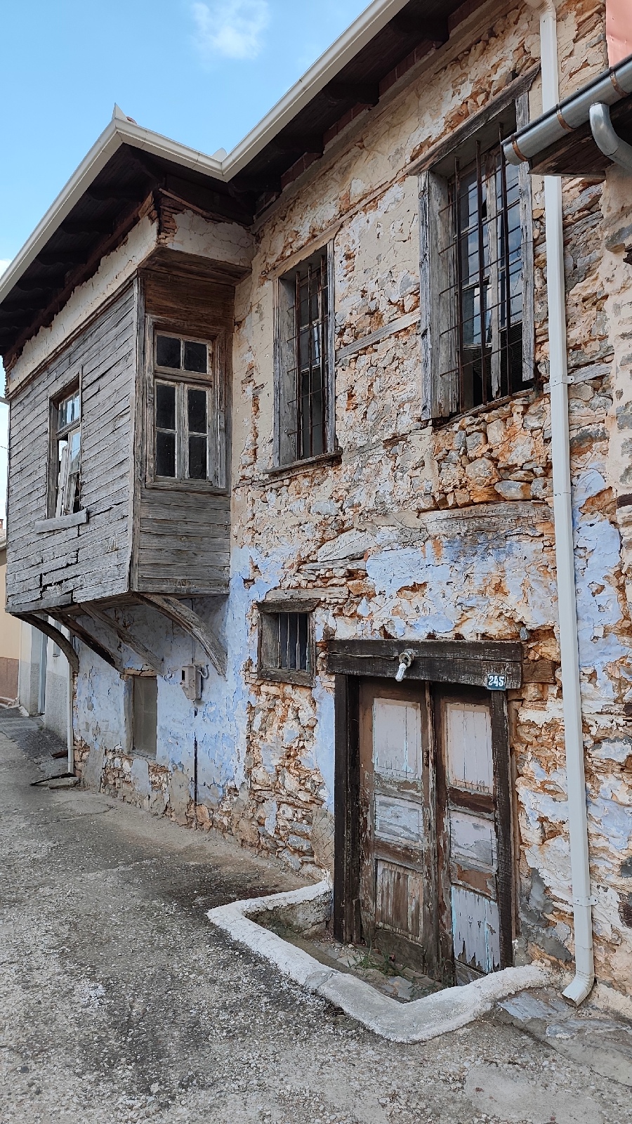 Όταν τα σοκάκια του Βογατσικού μιλούν με εικόνες