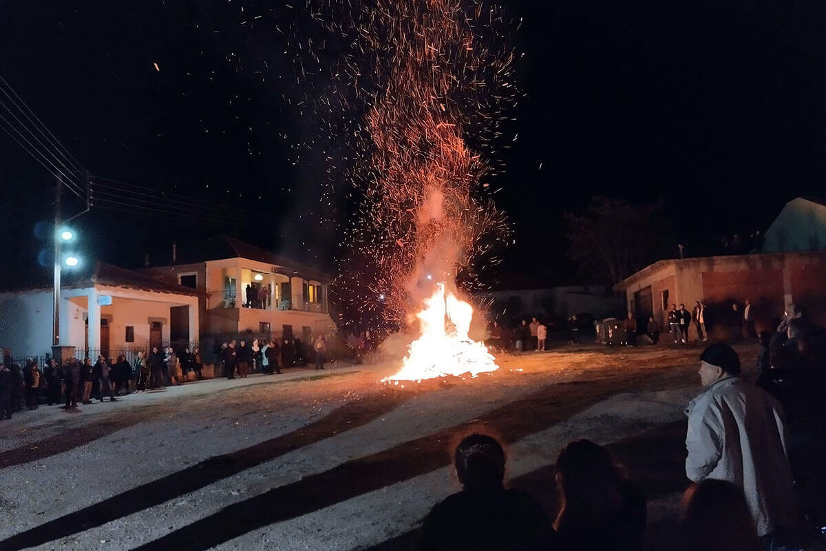 Αποκριά γλέντι, φωτιά και κλαδαριά